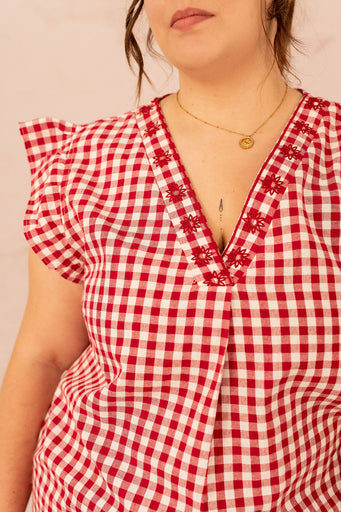 Zoom de la broderie fleurie sur la blouse à carreaux Vichy grande taille