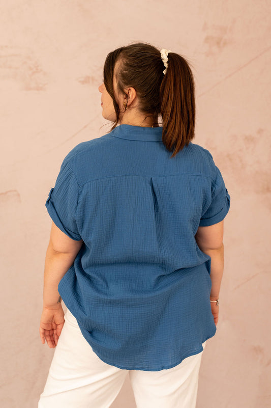 Vue de dos d’un chemisier en gaze de coton bleu grande taille avec coupe ample