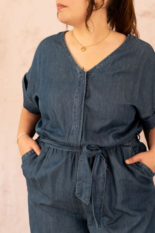 Gros plan sur la taille élastiquée et la ceinture à nouer d’une combinaison en jean