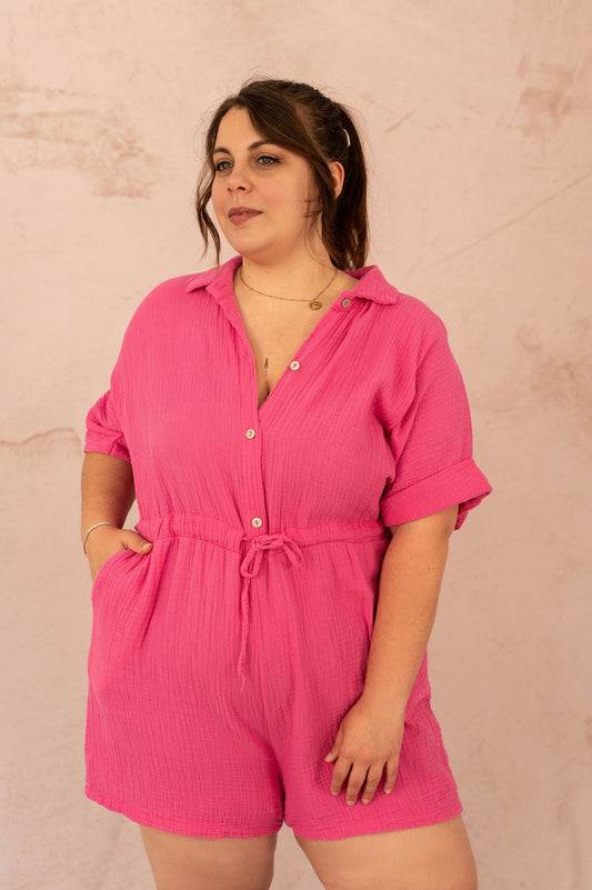 Portrait d’une femme souriante en combishort rose – vêtement grande taille