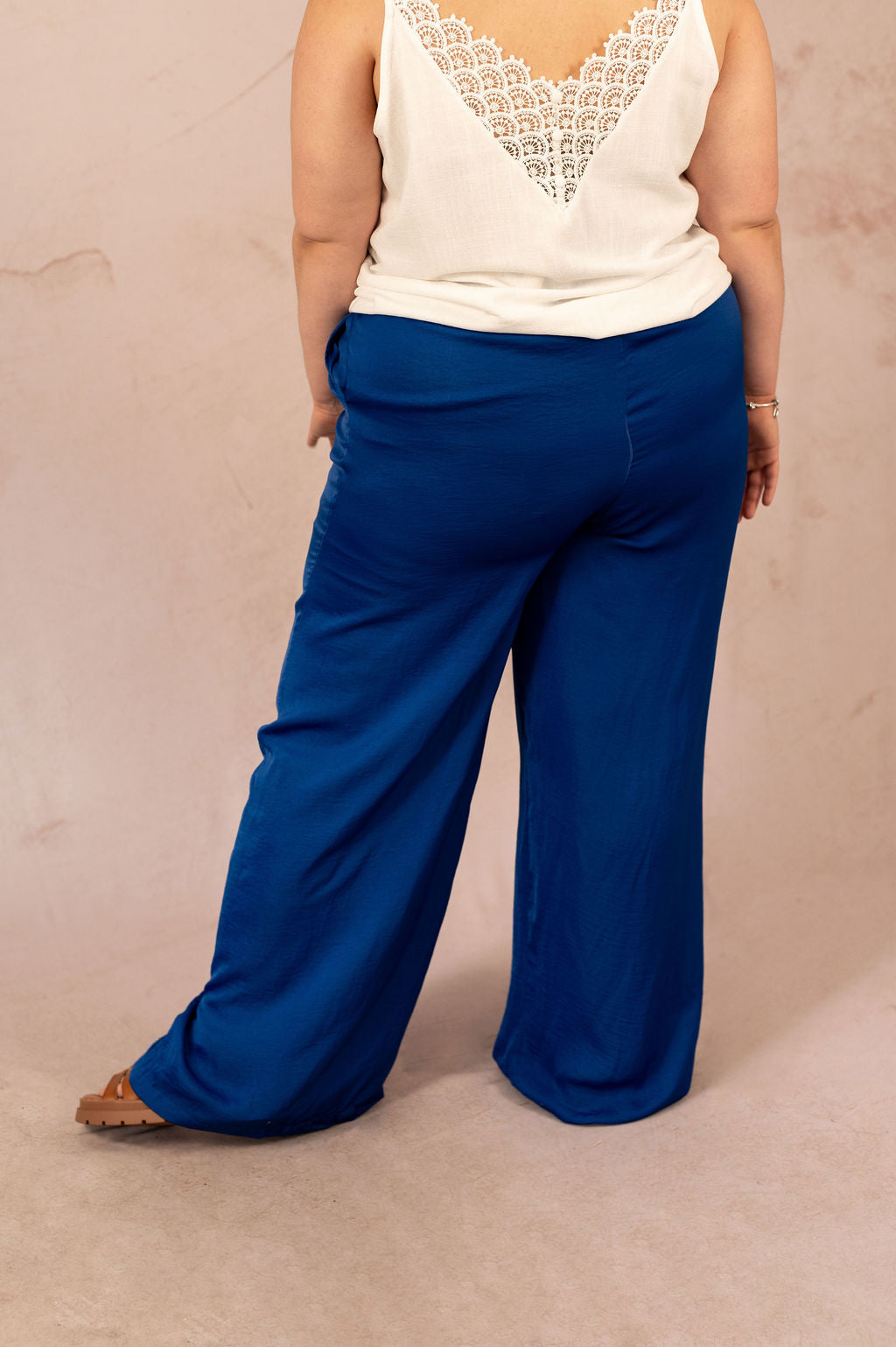 Dos du pantalon fluide Alva en bleu, grande taille, porté par mannequin plus size