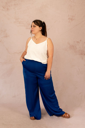 Pantalon fluide avec élastique, modèle Alva en bleu, vêtement grande taille porté par mannequin plus size