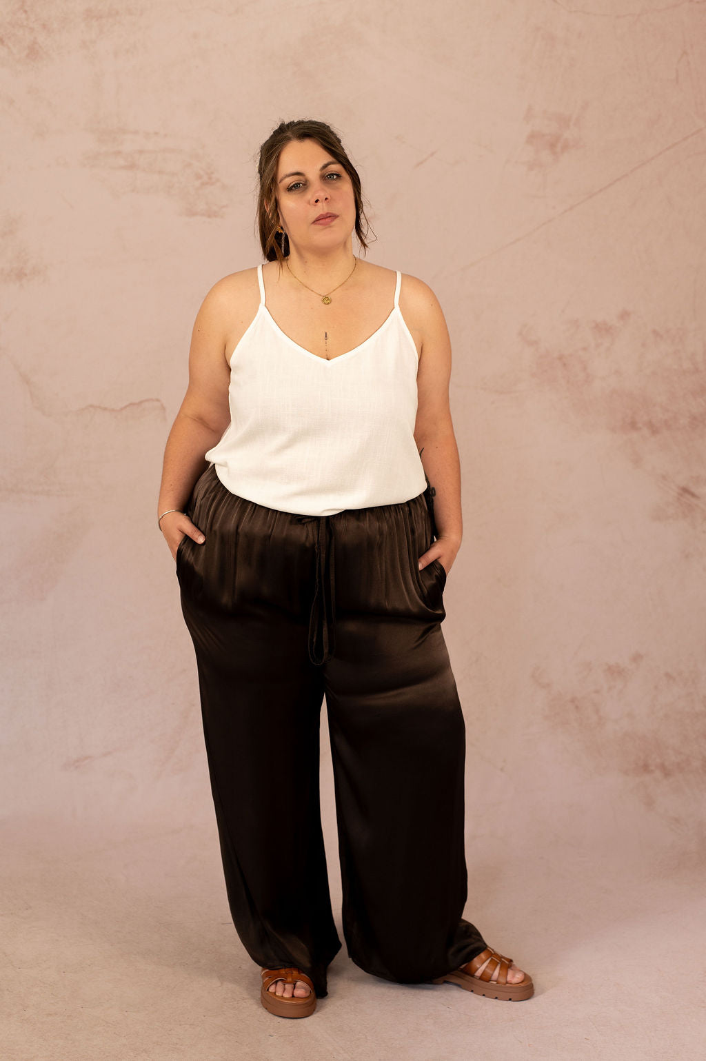 Pantalon fluide satiné Pantalon Elisa porté face avec débardeur blanc, coupe ample, grande taille porté par un mannequin plus size