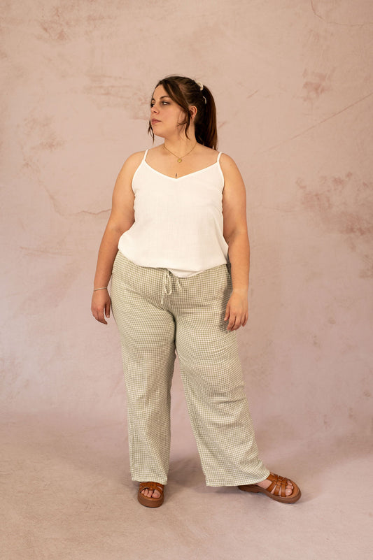 Femme portant le pantalon fluide vichy kaki – vue de face – modèle Vicky