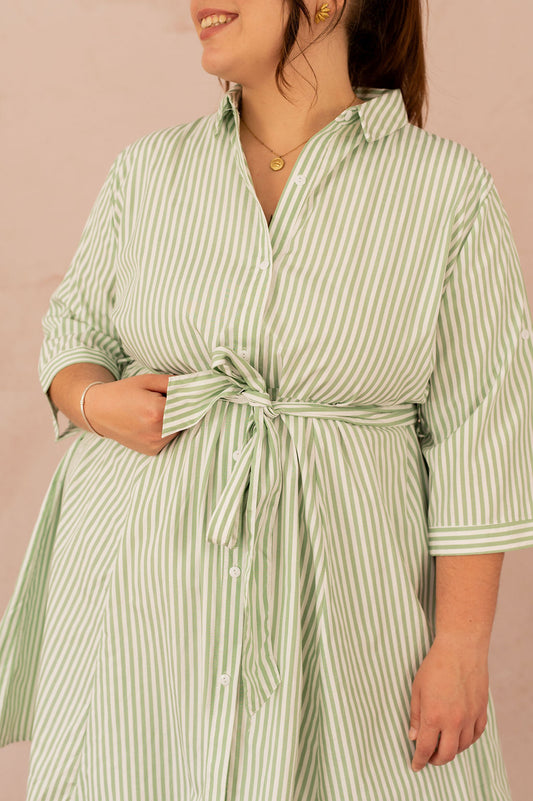 Gros plan sur la ceinture nouée d'une robe chemise rayée verte grande taille