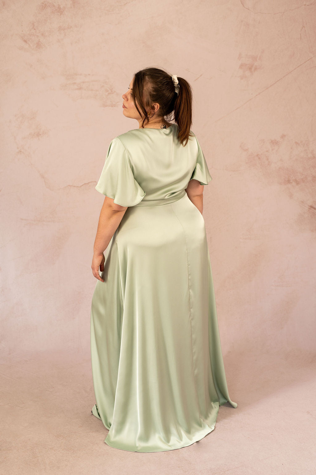 Vue arrière de la robe Luisa avec tombé fluide et tissu satiné vert – Robe longue grande taille cérémonie