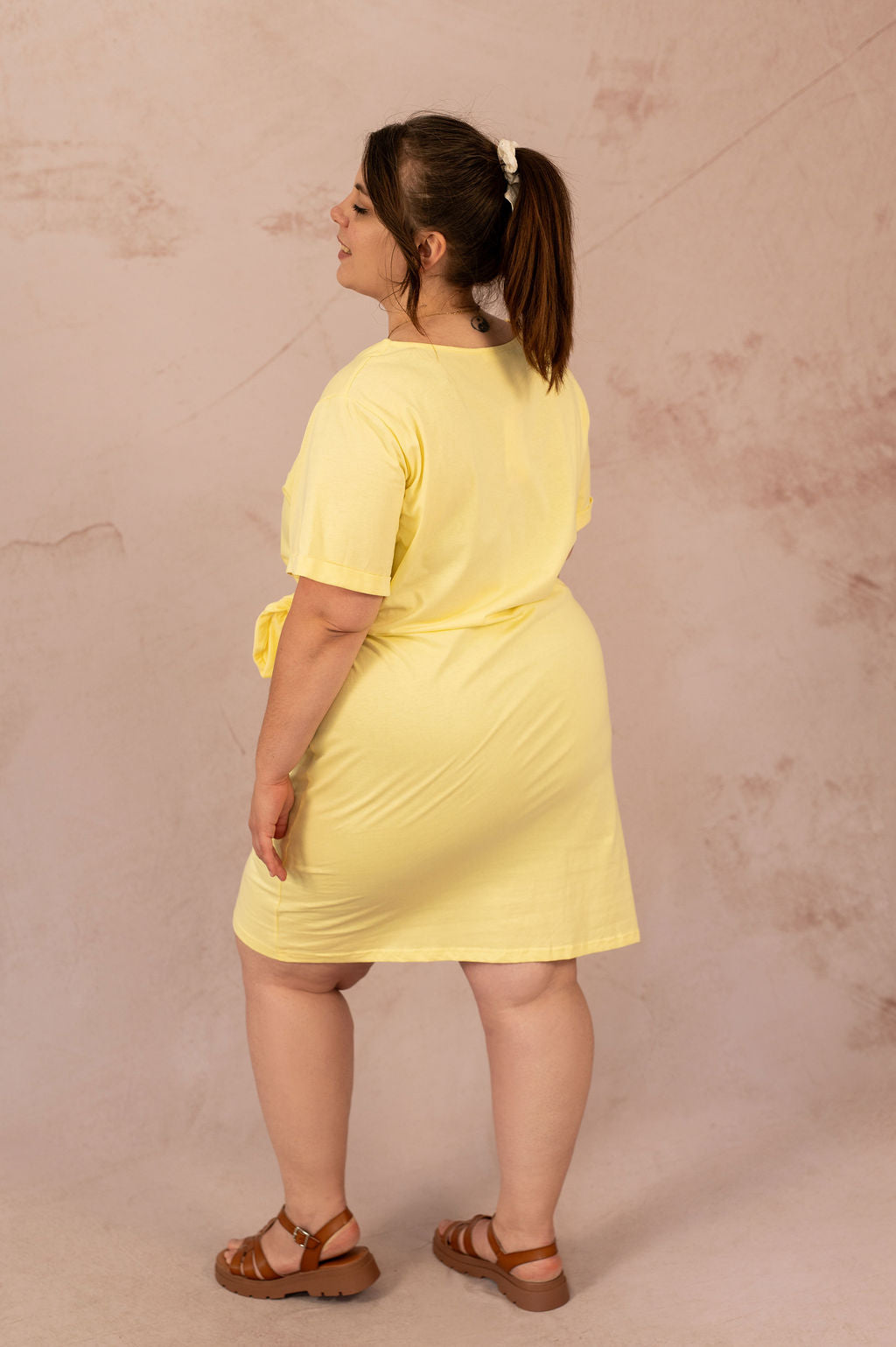 Dos de la robe t-shirt Sunny grande taille en jersey jaune, porté par mannequin plus size