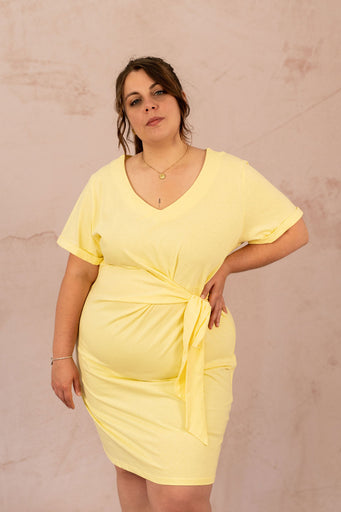 Robe Sunny grande taille en jersey jaune, encolure en V et nœud à la taille