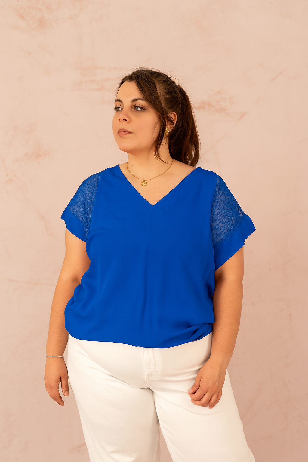 T-shirt avec empiècement en dentelle bleu roi - T-shirt Ravene, portrait avec détail du col