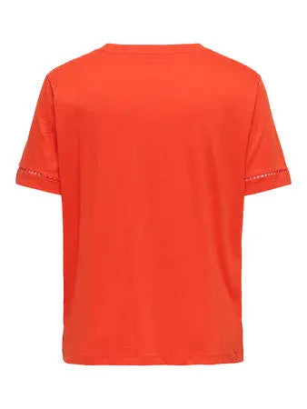 T-shirt rouge vu de dos à plat