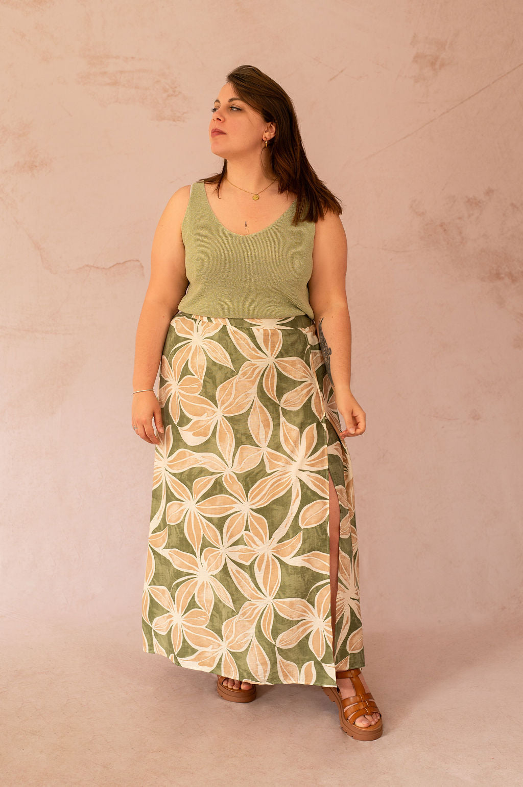 Femme portant des vêtements grande taille tendance du 40 au 54 – Laïlla