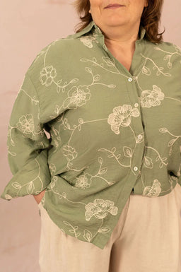 Chemise ample avec fleurs brodées - Chemise Joyna - grande taille -  LAÏLLA