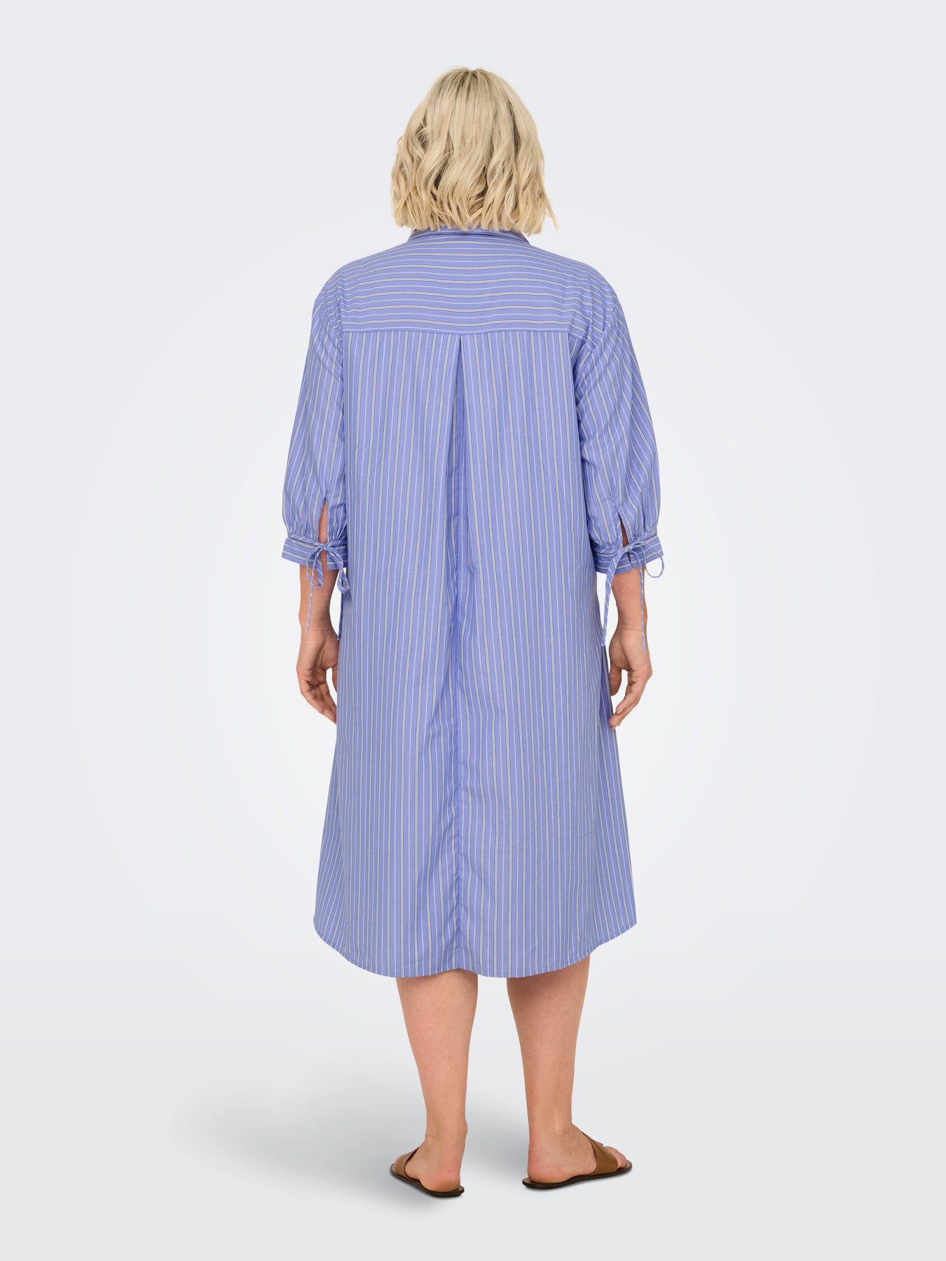 Robe Bjorg – Vue dos portée de la robe rayée
