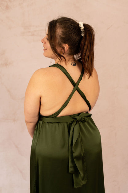 Dos de la robe Ysra longue satinée multiposition grande taille, bretelles croisées
