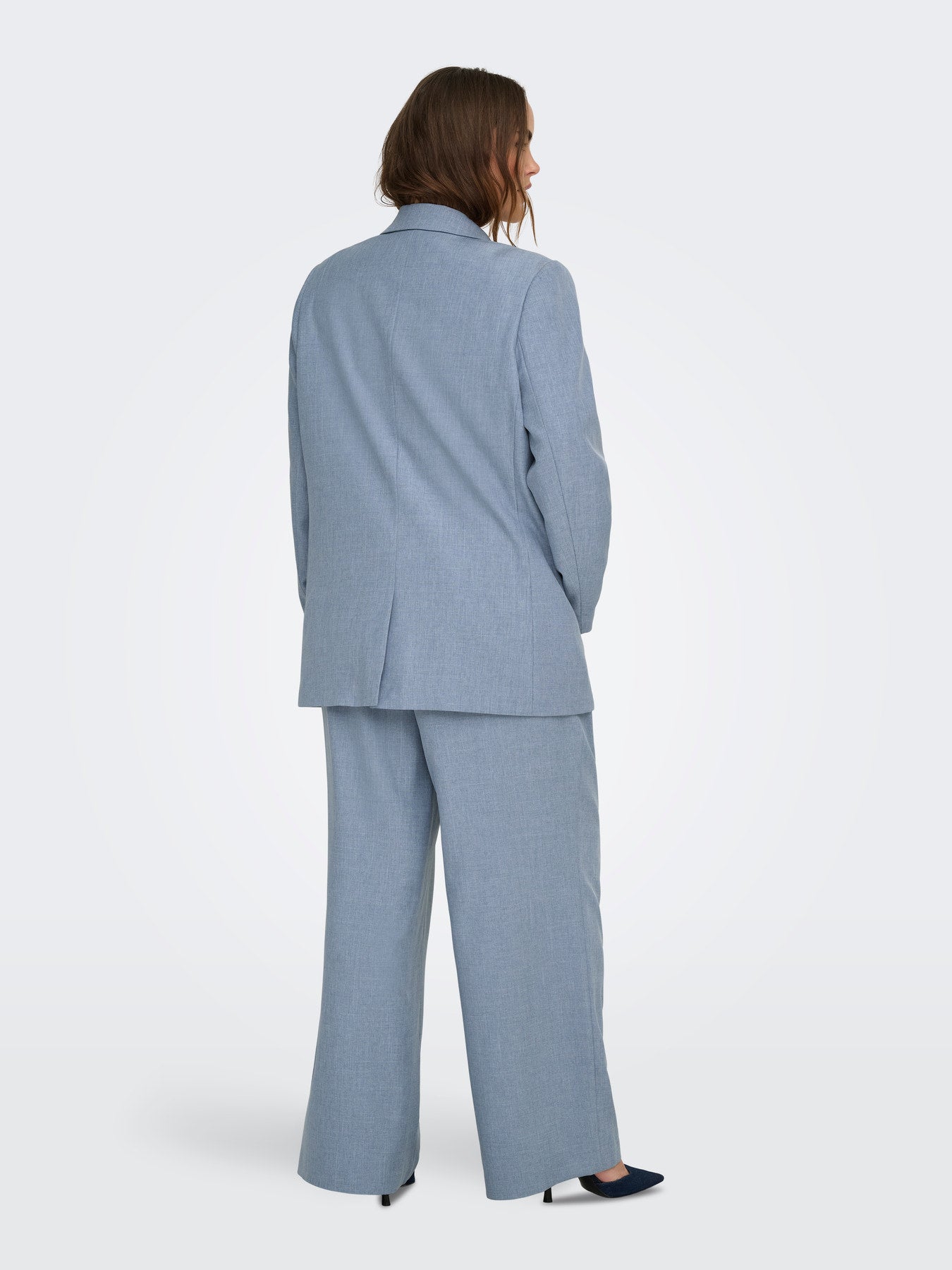 tenue de mariage femme grande taille élégante en ensemble blazer pantalon et gilet bleu clair vu de dos