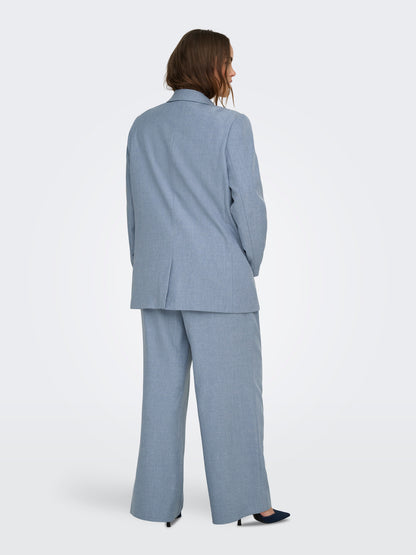 tenue de mariage femme grande taille élégante en ensemble blazer pantalon et gilet bleu clair vu de dos