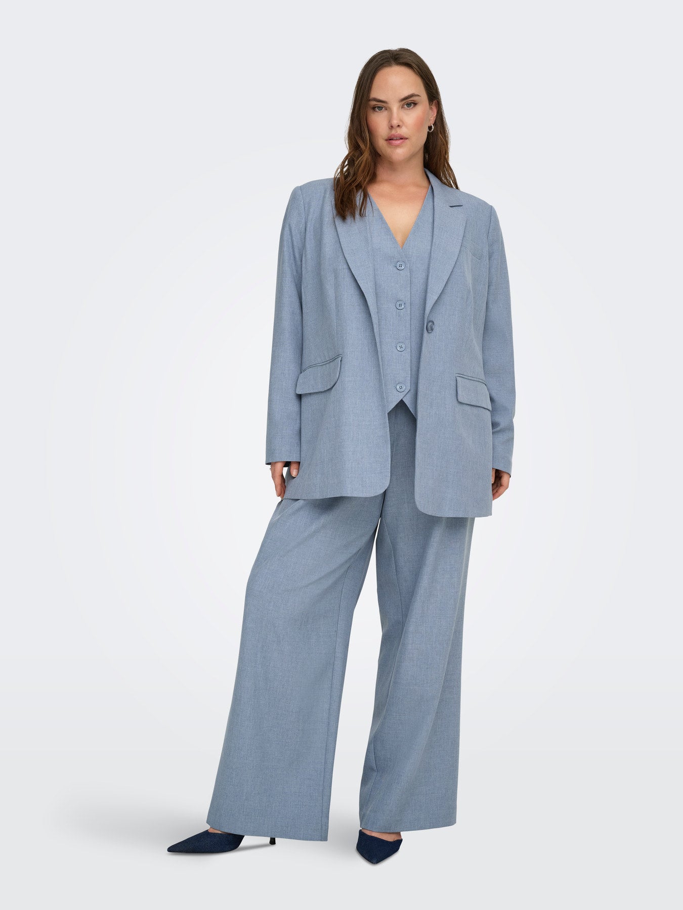 tenue de mariage femme grande taille élégante en ensemble blazer pantalon et gilet bleu clair