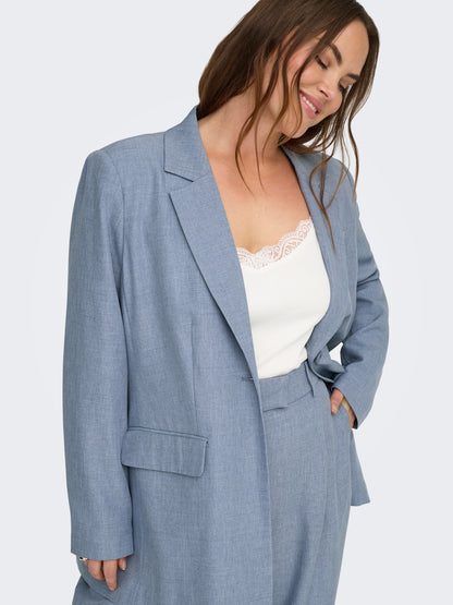 tenue de mariage femme grande taille élégante en ensemble blazer pantalon et top en dentelle blanc