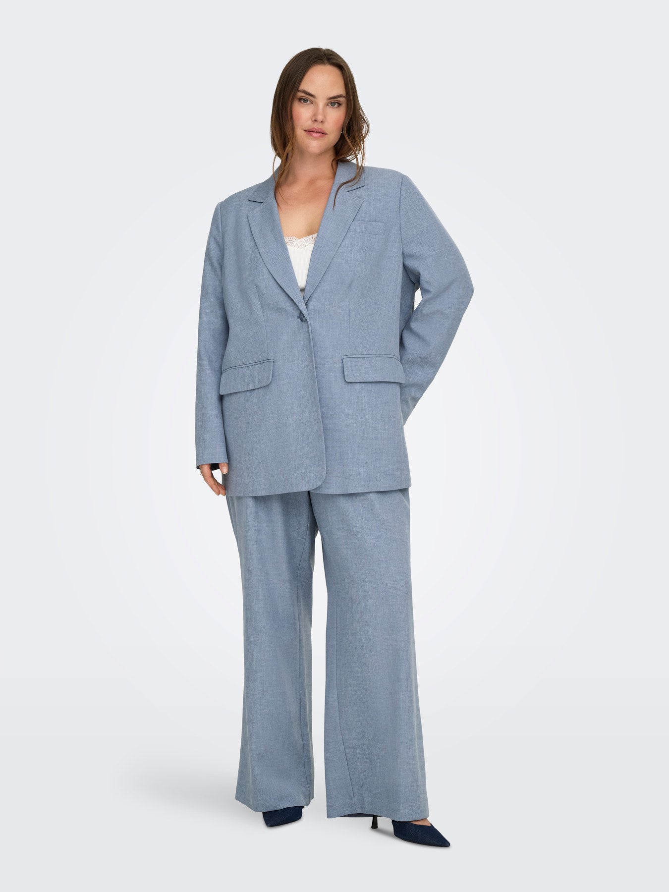 tenue de mariage femme grande taille élégante en ensemble blazer pantalon et gilet bleu clair