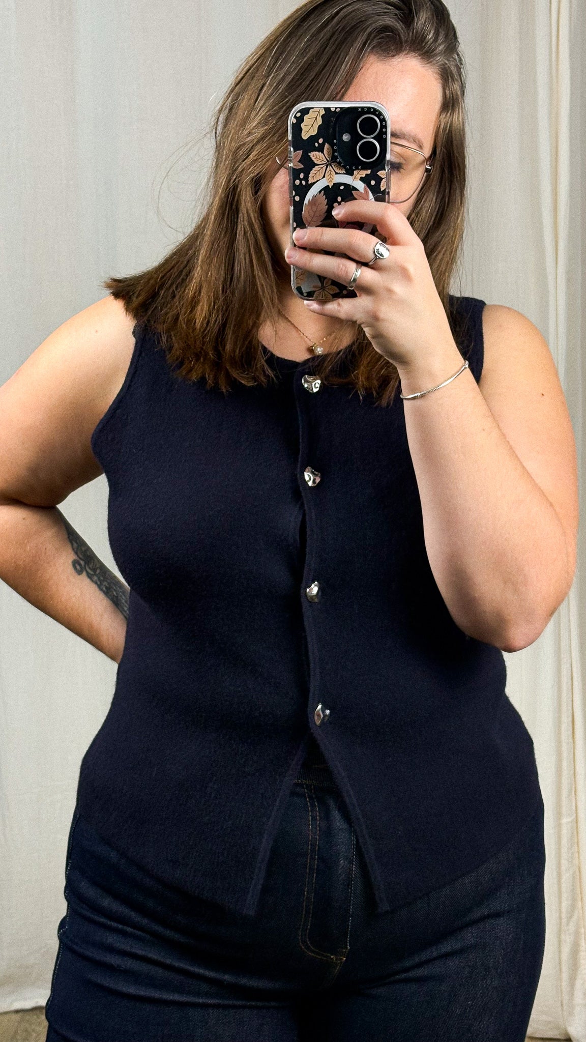 Gilet Louna – Gilet sans manches bleu marine à boutons martelés