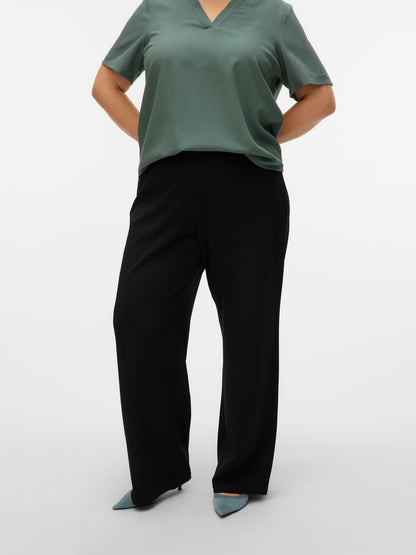 Pantalon habillé noir porté de face – Pantalon Berlin Lailla