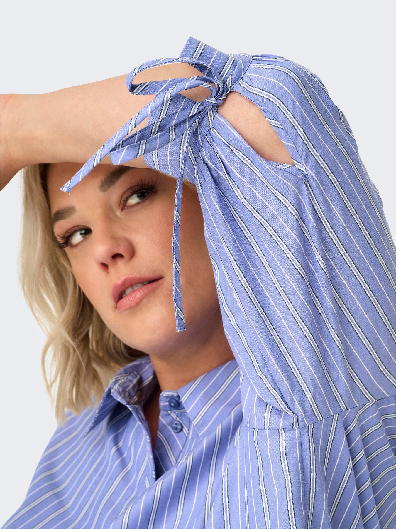 Détail du lien noué à la manche de la robe chemise rayée – Robe Bjorg Laïlla