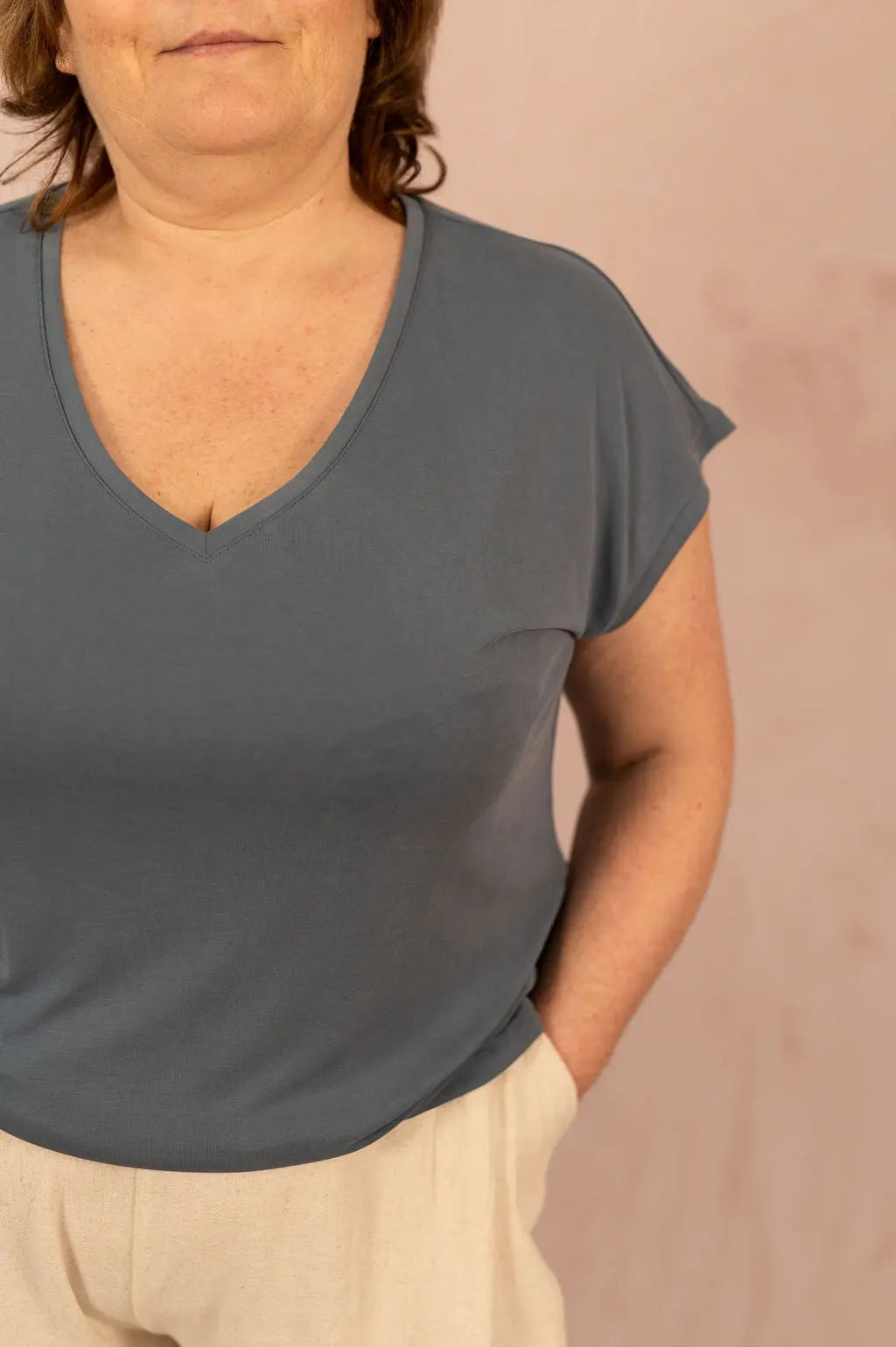 T-shirt fluide manches courtes en col V - T-shirt Basic - grande taille -  LAÏLLA