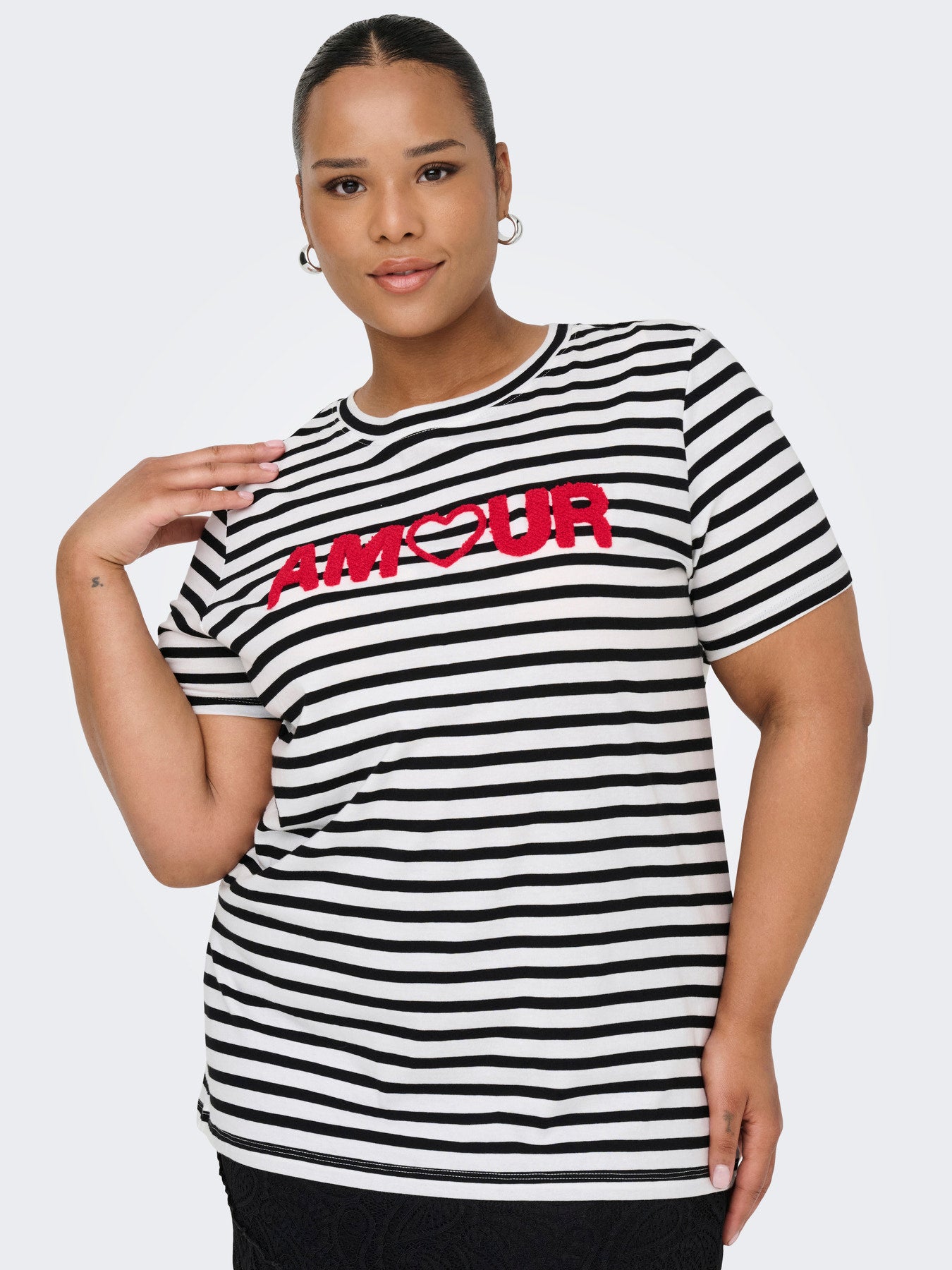 T-shirt marinière grande taille noir et blanc avec message AMOUR en relief
