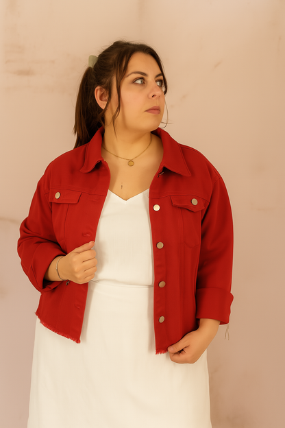Veste en jean rouge avec finition frangée sur le bas