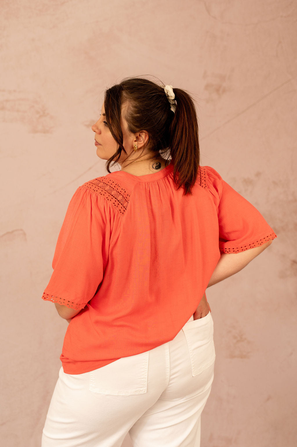 Vue de dos de la blouse corail grande taille avec finitions brodées