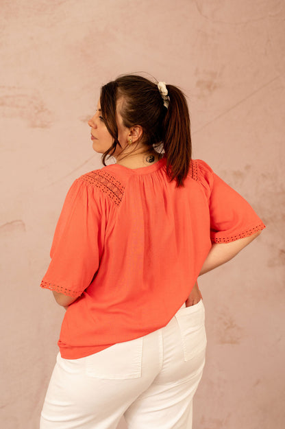 Vue de dos de la blouse corail grande taille avec finitions brodées