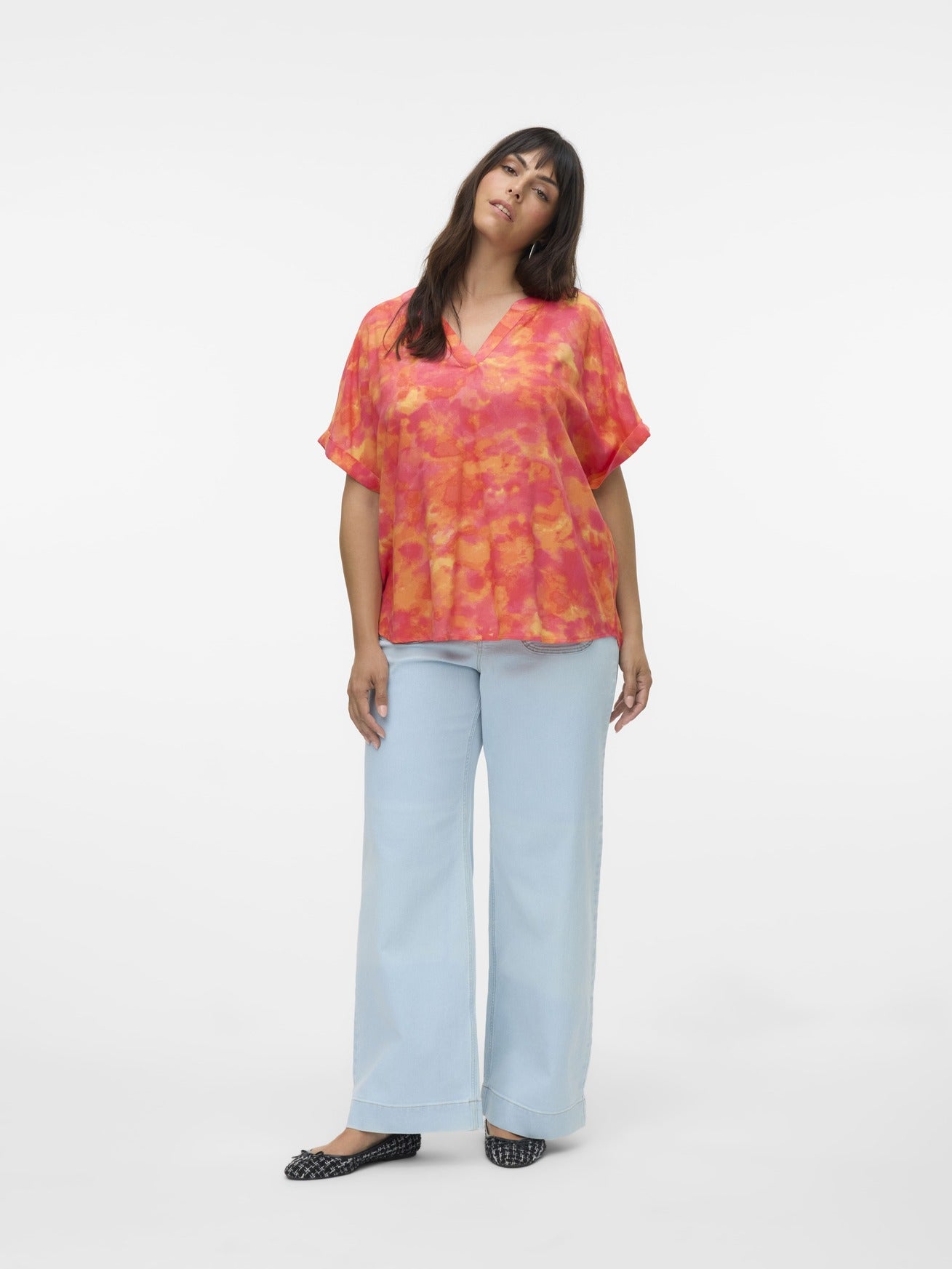 Blouse grande taille à imprimé coloré – silhouette complète vue de face