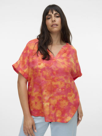 Blouse fluide à imprimé portée par un mannequin grande taille – vue de face
