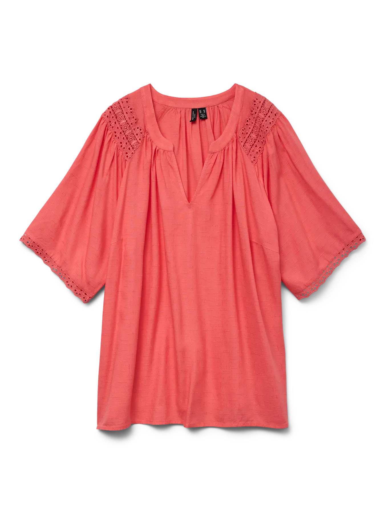 Blouse corail grande taille à manches larges et broderie ajourée sur les épaules, vue de face sur fond transparent