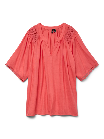 Blouse corail grande taille à manches larges et broderie ajourée sur les épaules, vue de face sur fond transparent