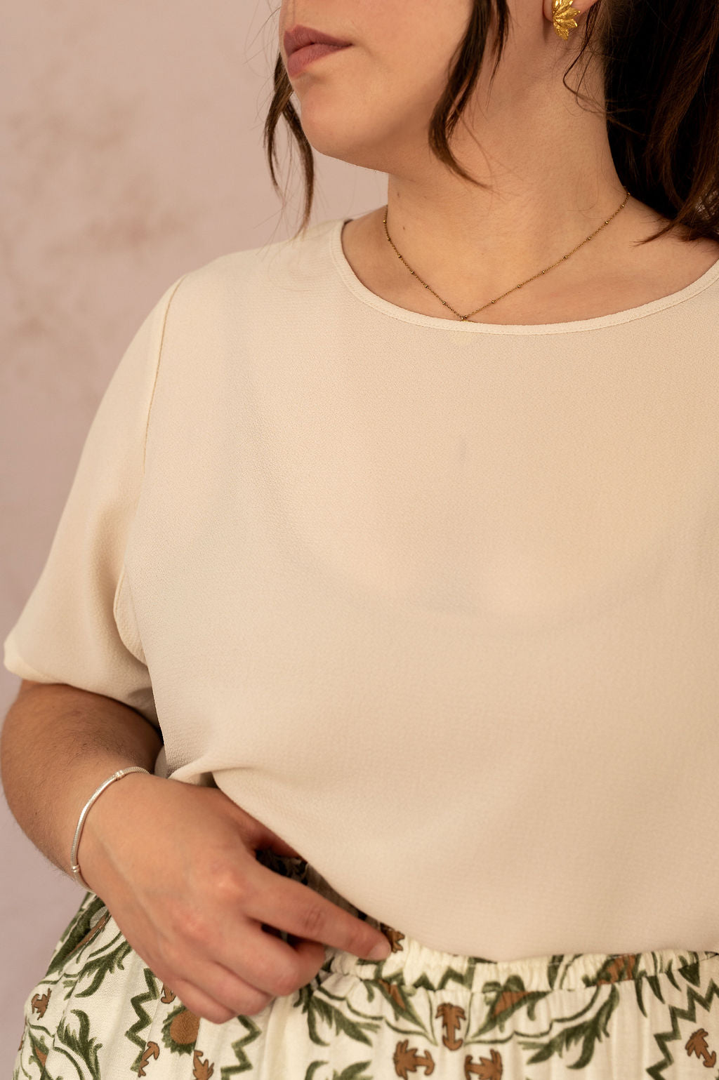 Zoom sur la texture fluide et le col rond de la Blouse Vica écrue.