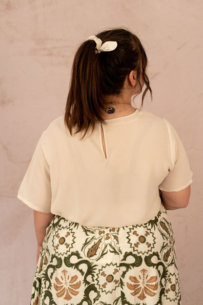 Vue de dos de la Blouse Vica écrue avec bouton au col et ouverture discrète – style estival