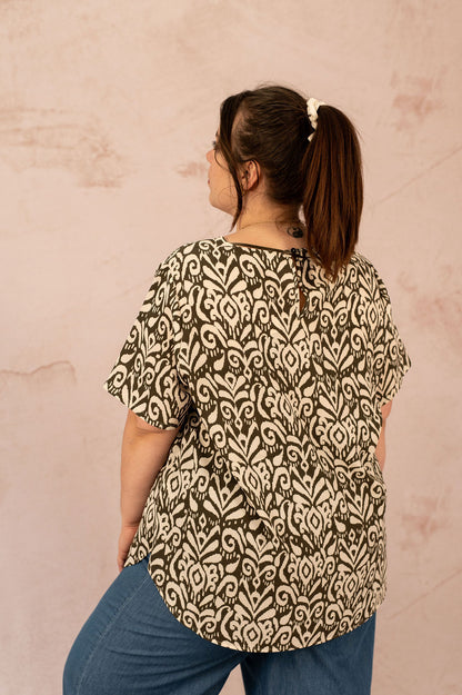 Dos de la Blouse Vica imprimée kaki avec fermeture boutonnée au col.