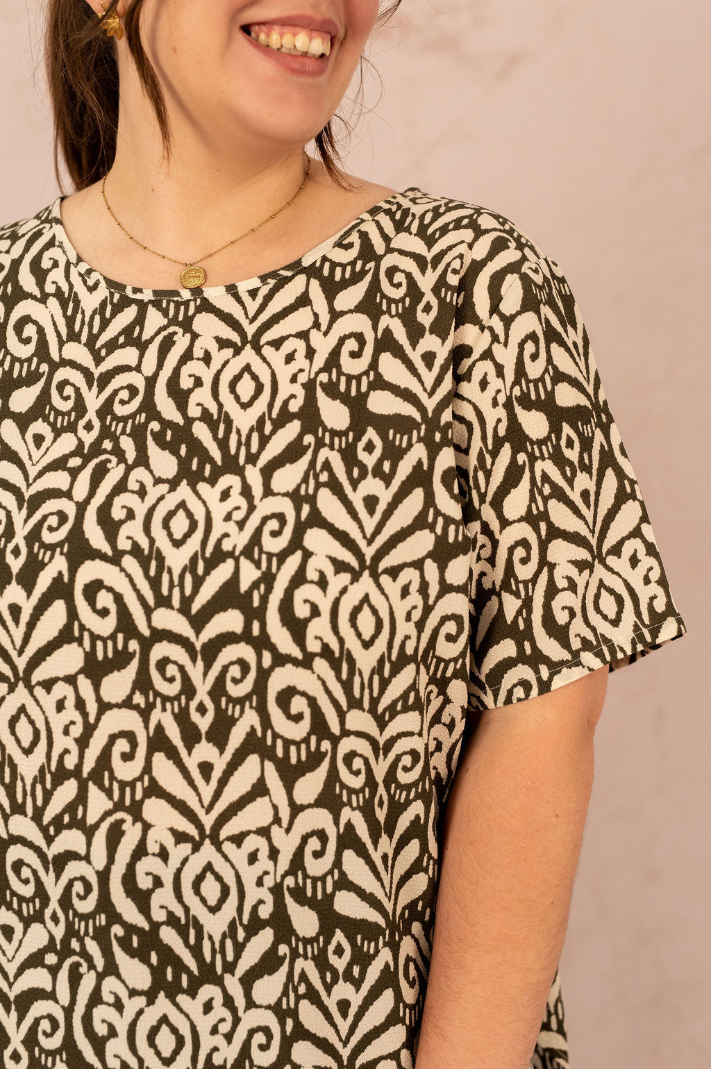Zoom sur le motif ethnique kaki et beige de la Blouse Vica imprimée