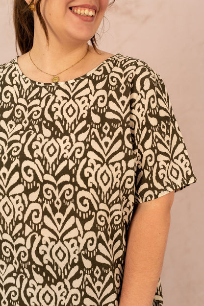 Zoom sur le motif ethnique kaki et beige de la Blouse Vica imprimée