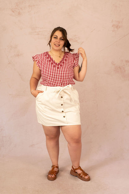 Blouse à carreaux avec broderie fleurie, modèle Vichy, vêtement grande taille porté par mannequin plus size