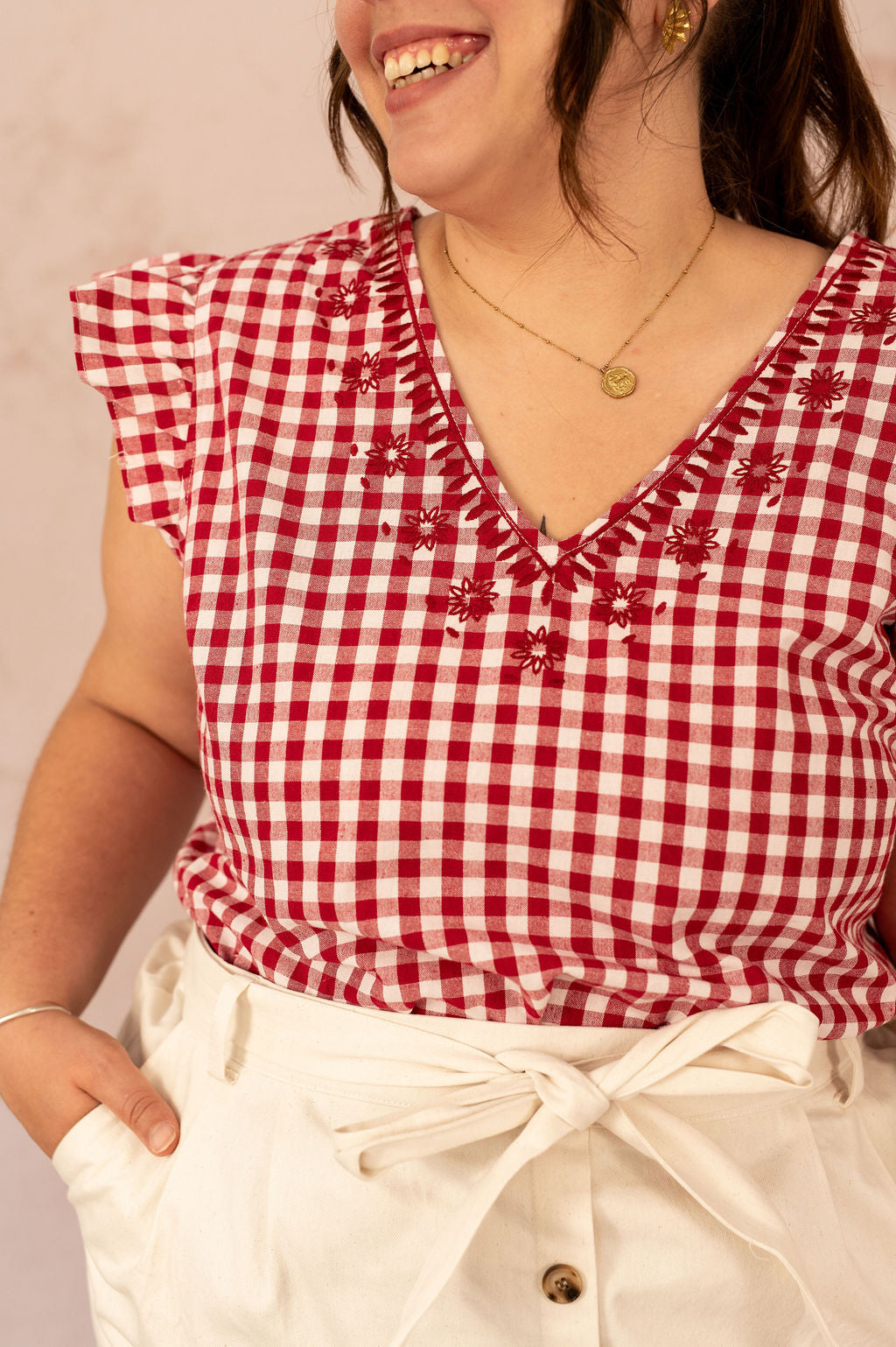 Détail de la broderie fleurie sur la blouse à carreaux Vichy grande taille