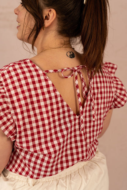 Dos de la blouse Vichy grande taille avec liens à nouer et encolure en V