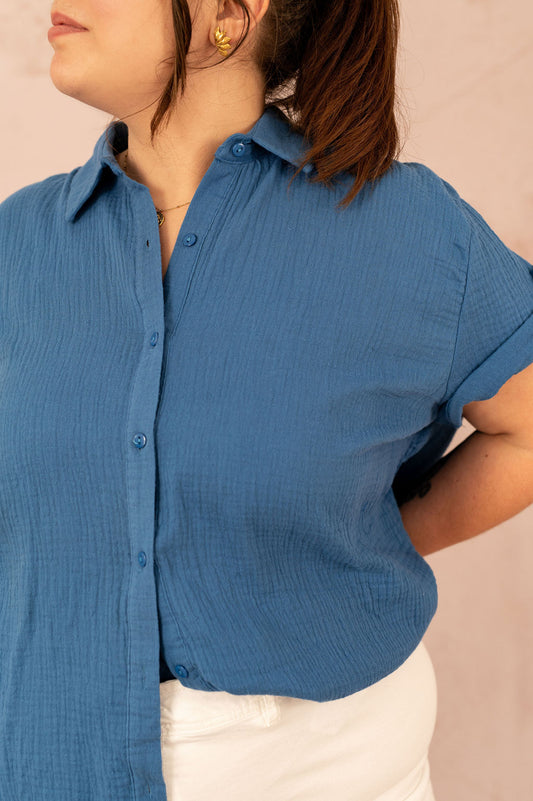 Détail du col et des boutons d’un chemisier grande taille en gaze de coton ble
