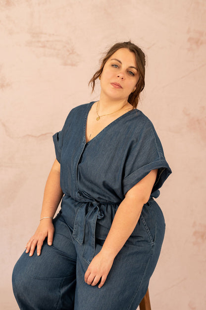 Portrait d'une femme en combinaison en denim souple, col en V et manches courtes