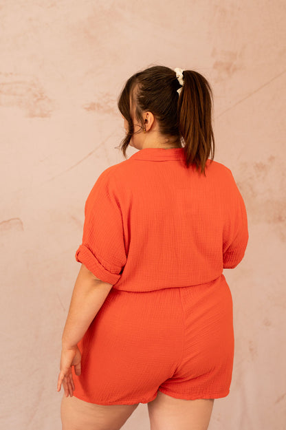 Vue de dos d’un combishort orange grande taille, coupe confortable et estivale