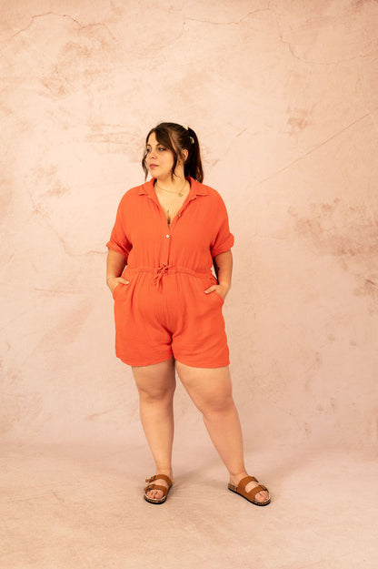 Femme portant un combishort orange en gaze de coton, vue de face – mode grande taille