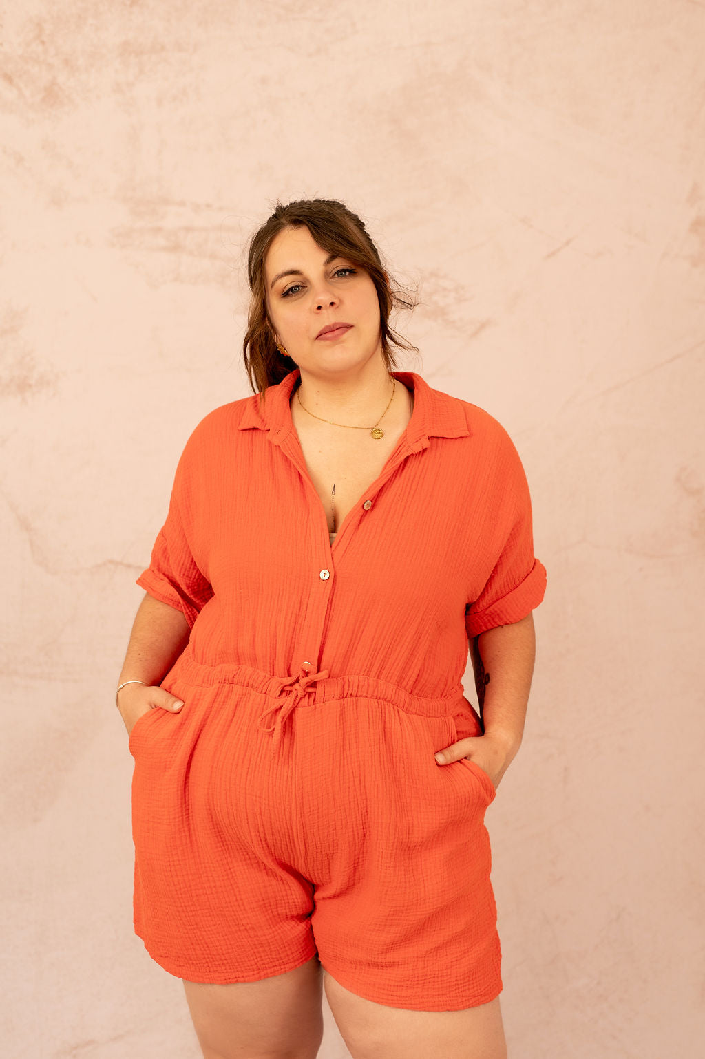 Portrait d’une femme en combinaison orange en coton gaufré – Laïlla grande taille