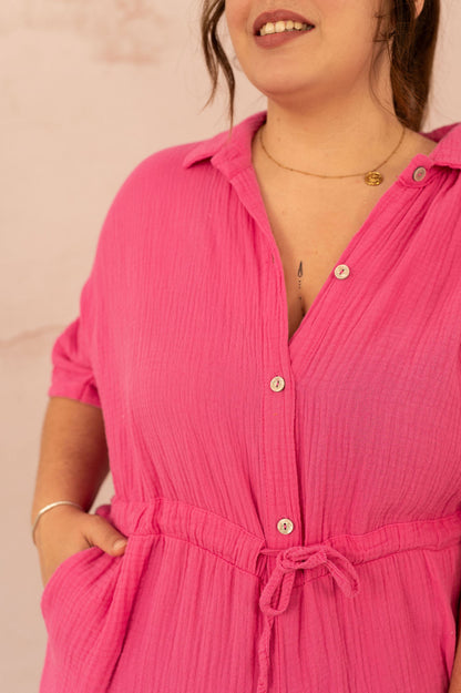 Boutonnage et col ouvert d’un combishort rose en coton gaufré