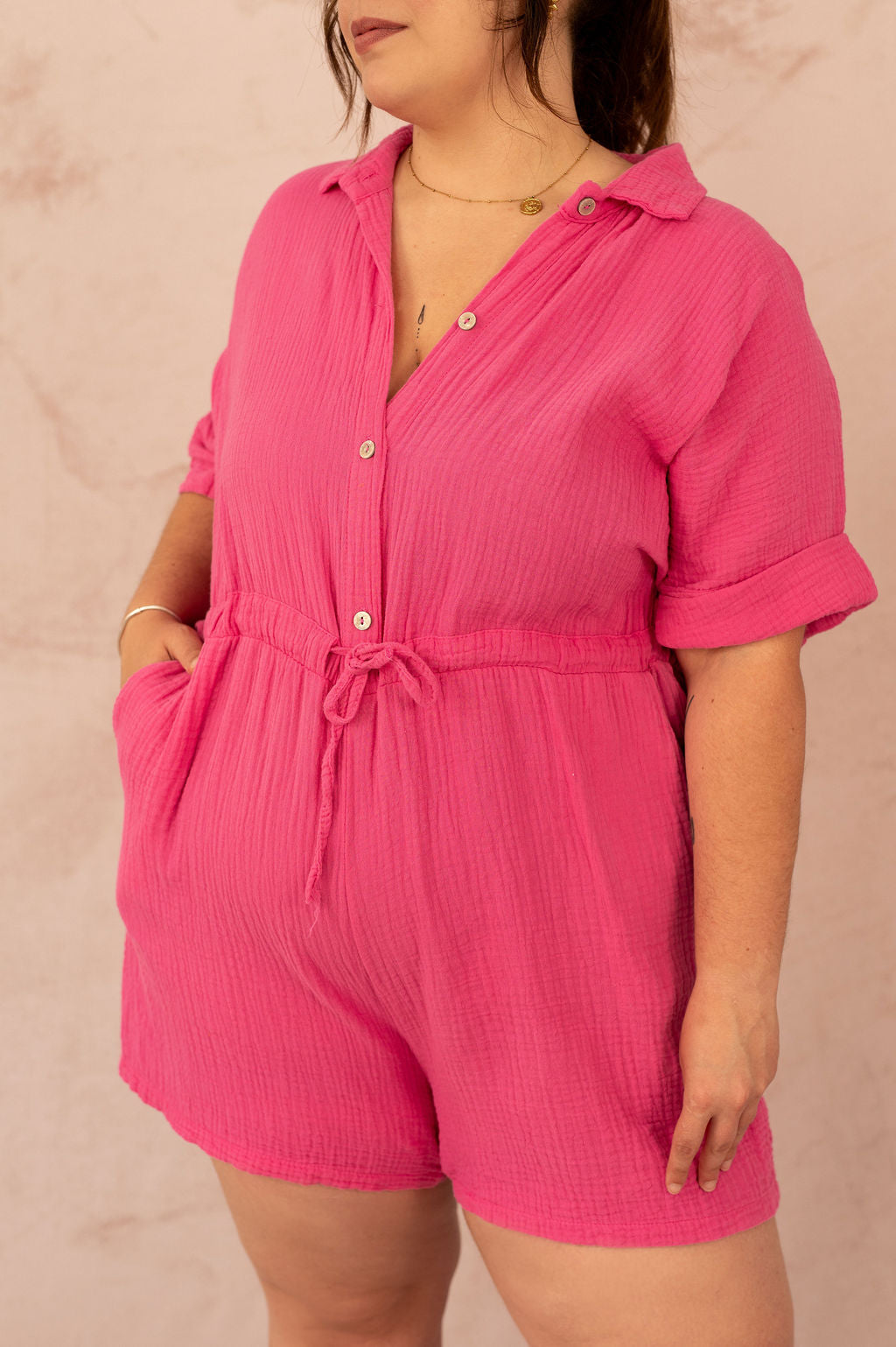 Détail de la taille élastique avec lien sur une combinaison rose